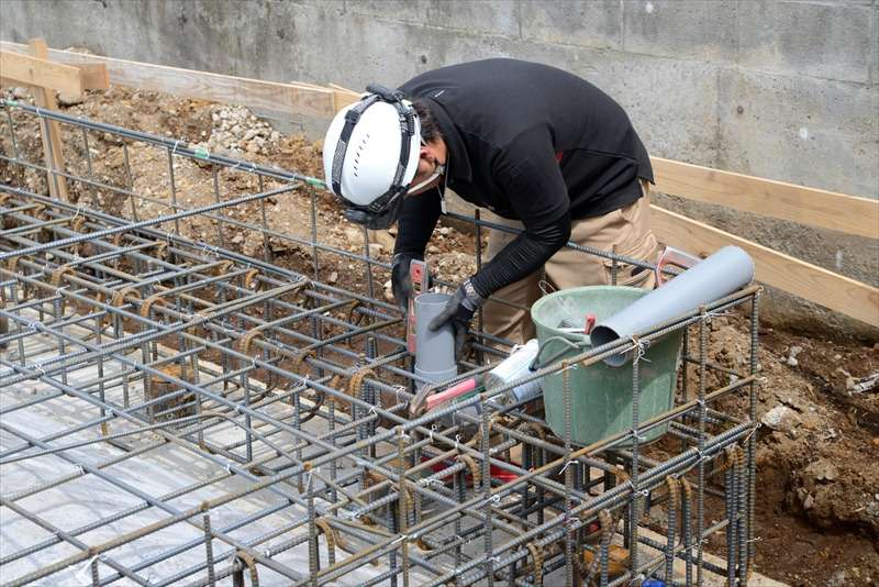 拠点の神戸市で鉄筋工の仲間達と効率よく作業分担を行う